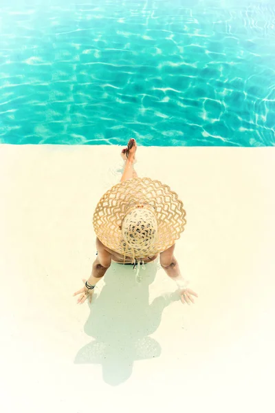 Mulher Bonita Chapéu Desfrutando Uma Piscina Resort — Fotografia de Stock
