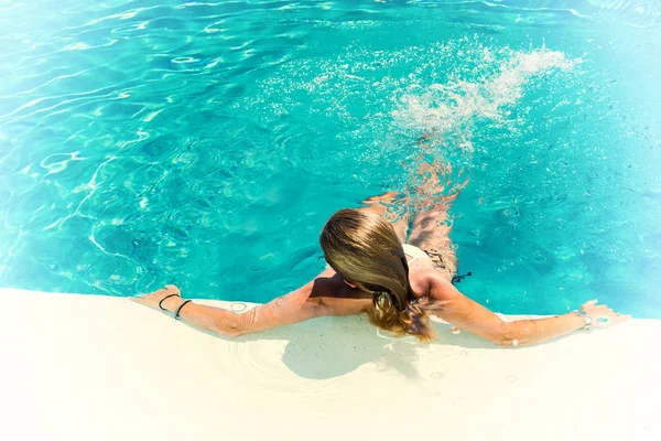 Mujer Está Relajando Piscina Complejo Verano —  Fotos de Stock