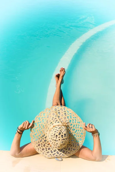 Woman Hat Relaxing Pool Summer Resort — Stock Photo, Image