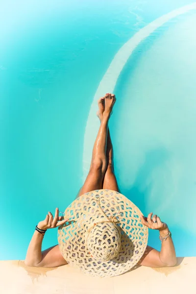 Hübsche Frau Mit Hut Genießt Ein Schwimmbad Resort — Stockfoto