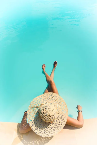 Bir Yüzme Havuzu Resort Zevk Şapkalı Güzel Kadın — Stok fotoğraf