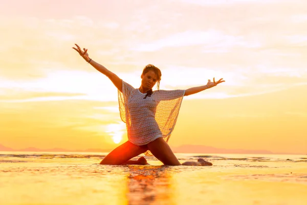 Vacker Kvinna Stranden Thailand — Stockfoto