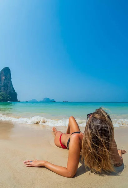 Kvinna Som Vilar Den Tropiska Stranden Railay Krabi Thailand — Stockfoto