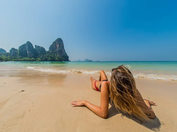 Mulher Descansando Praia Tropical — Fotografia de Stock