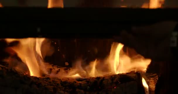 木製の非常に熱い火の場所 — ストック動画
