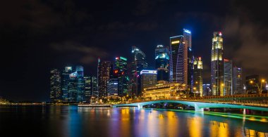 Singapore, Singapur - 22 Nisan 2018: Singapur şehir manzarası, Singapur ikonik yerlerinden olan, görünüm