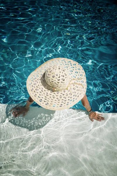 Bella Donna Con Cappello Godendo Una Piscina Presso Resort — Foto Stock