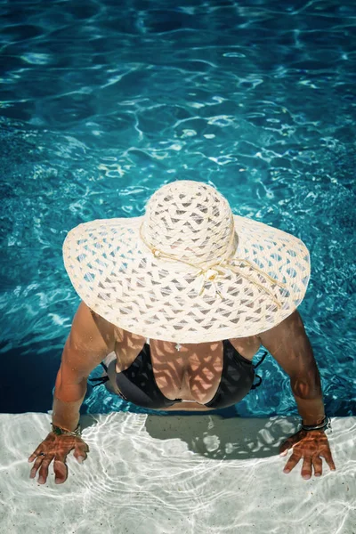 Bella Donna Con Cappello Godendo Una Piscina Presso Resort — Foto Stock