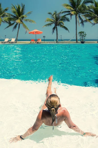 Mooie Vrouw Bij Het Zwembad Tropische Resort — Stockfoto