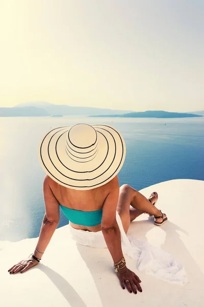 Luxusreise Urlauberin Mit Blick Auf Die Insel Santorin Griechenland Toller — Stockfoto
