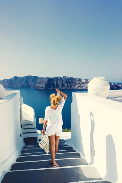Yunanistan Santorini Adasında Manzaraya Bakan Lüks Seyahat Tatilcisi Kadın Deniz — Stok fotoğraf