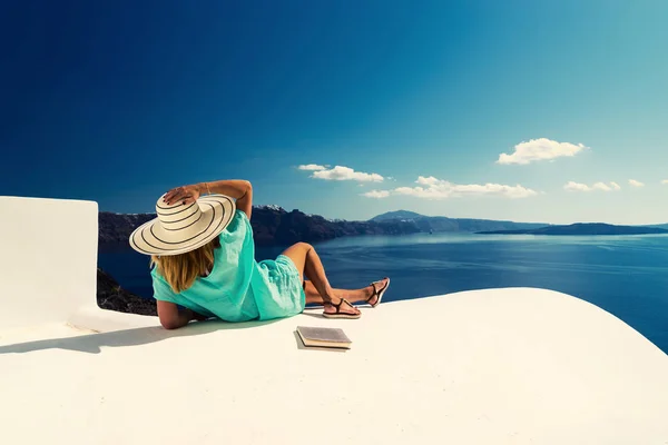 Vacanza Lusso Donna Guardando Vista Sull Isola Santorini Grecia Incredibile — Foto Stock