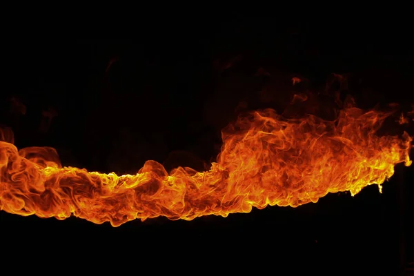Lodernde Flammen Über Schwarzem Hintergrund — Stockfoto