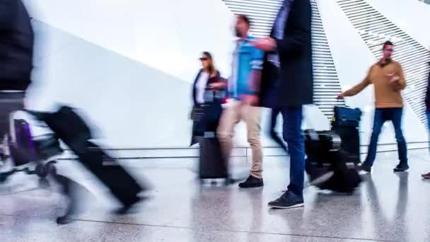 Pessoas Caminhando Aeroporto — Vídeo de Stock