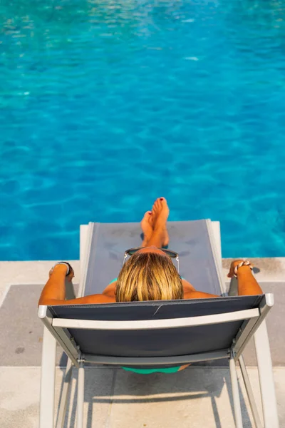 Kadın Lüks Tropikal Resort Yüzme Havuzunda Bir Şezlong Üzerinde Rahatlatıcı — Stok fotoğraf