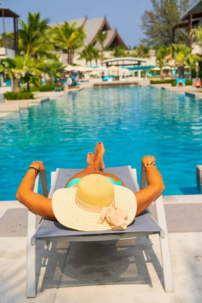 Frau Entspannt Sich Auf Einer Liege Pool Des Tropischen Luxus — Stockfoto