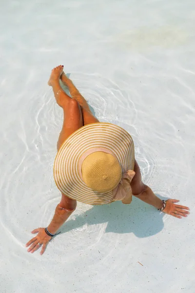 Mujer Relajándose Piscina Complejo Tropical Lujo —  Fotos de Stock