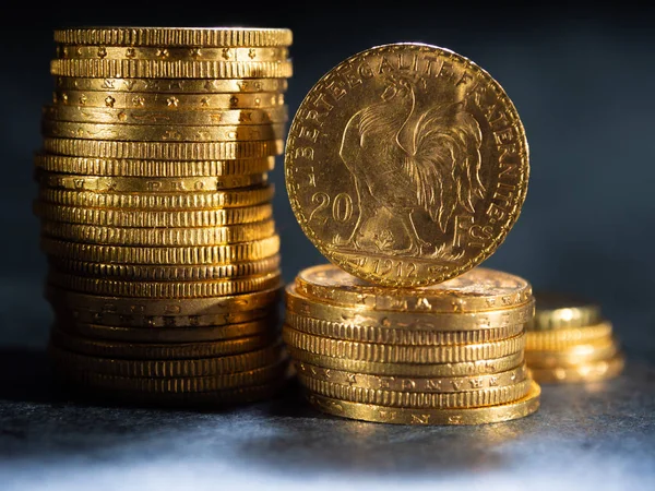 Skutečné Zlaté Mince Nad Tmavým Pozadím — Stock fotografie