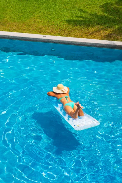 Donna Con Chilo Relax Piscina Nel Lussuoso Resort Tropicale — Foto Stock