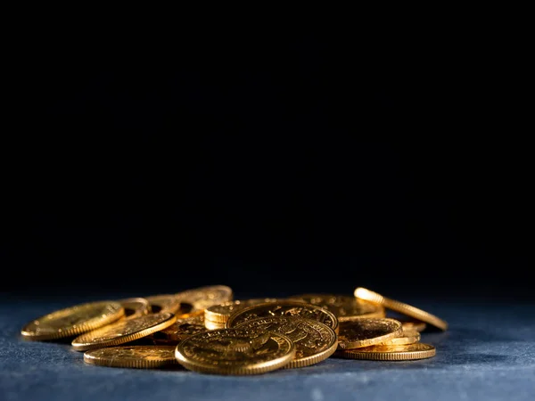 Prawdziwe Złote Monety Ciemnym Tle — Zdjęcie stockowe