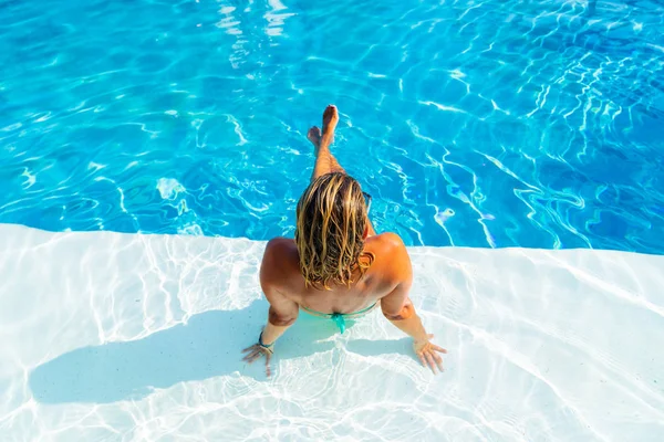 Woman Relaxing Swimming Pool Luxury Tropical Resort — Stock Photo, Image