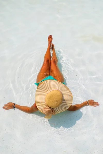 Donna Che Rilassa Piscina Nel Lussuoso Resort Tropicale — Foto Stock