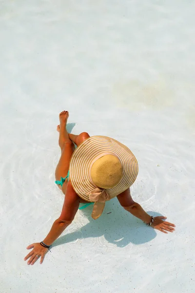 Vrouw Ontspannen Bij Het Zwembad Het Luxe Tropisch Resort — Stockfoto