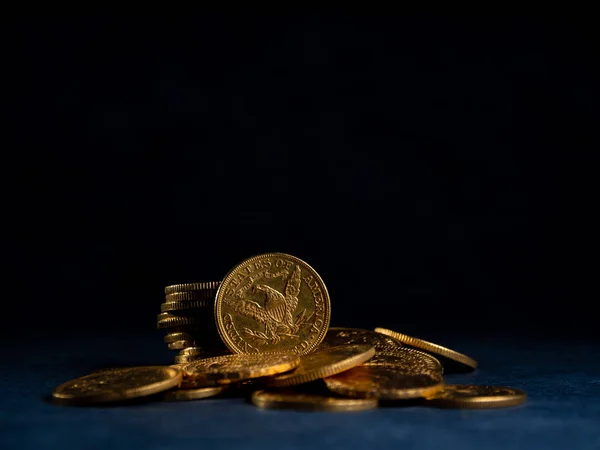 Monedas Oro Real Sobre Fondo Oscuro — Foto de Stock