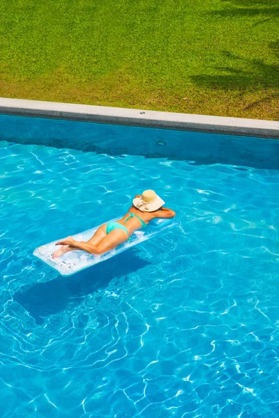 Frau Mit Flieder Entspannt Sich Pool Des Tropischen Luxus Resorts — Stockfoto