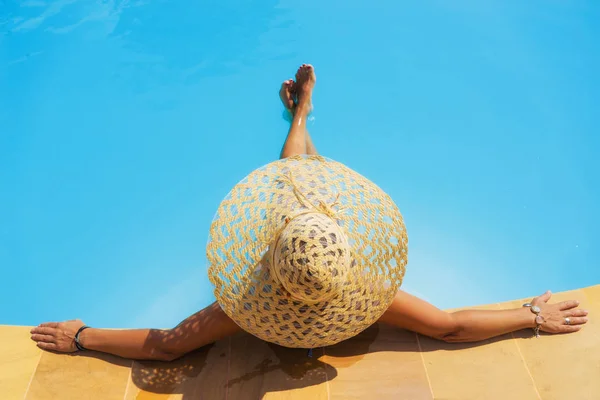 在度假村享受游泳池的帽子漂亮的女人 — 图库照片