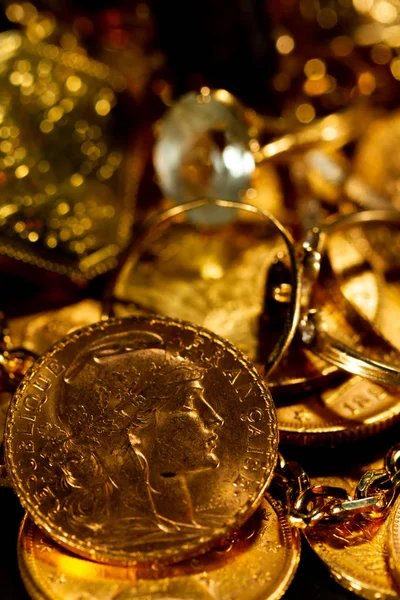 Koyu Arka Plan Üzerinde Gerçek Altın Paralar — Stok fotoğraf