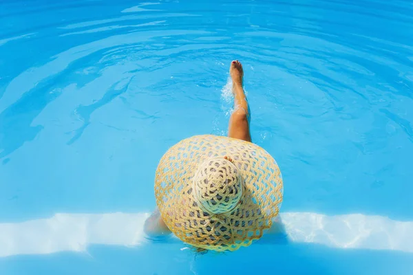 Pretty Woman Hat Enjoying Swimming Pool Resort — Stock Photo, Image