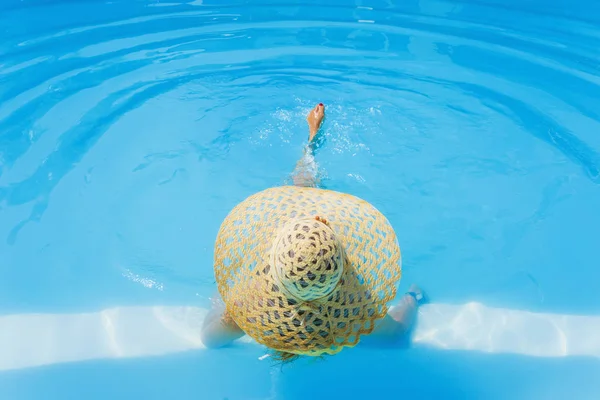 Mujer Bonita Sombrero Disfrutando Una Piscina Resort —  Fotos de Stock