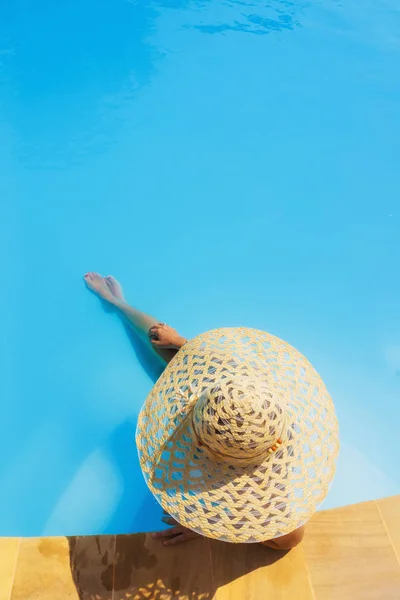 Bella Donna Con Cappello Godendo Una Piscina Presso Resort — Foto Stock