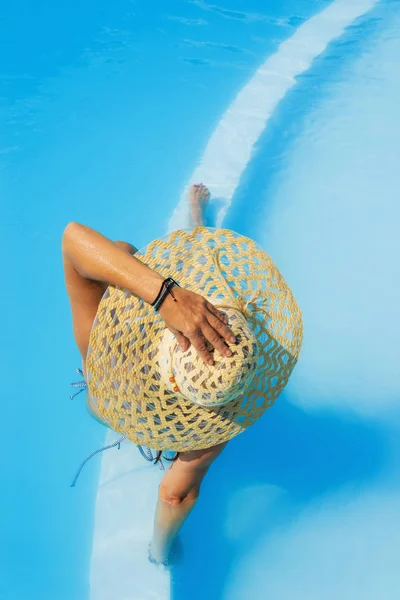 Jolie Femme Dans Chapeau Profitant Une Piscine Resort — Photo