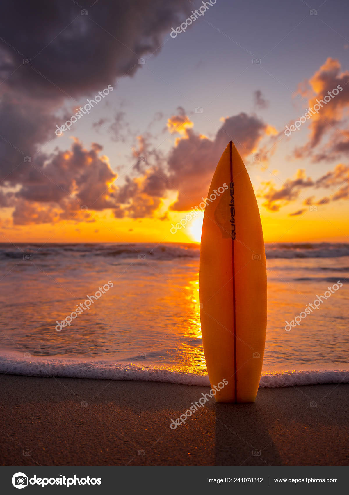 Planche Surf Sur Plage Bord Mer Moment Coucher Soleil Avec