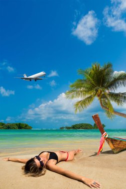 Tropikal tatil yaz sahilde rahatlatıcı sevimli kadınla