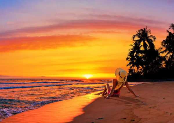 Frau Genießt Ruhige Meeresnatur Urlaub Freien — Stockfoto