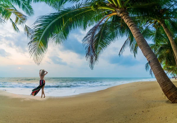 Donna Godendo Serena Natura Oceanica Durante Vacanze Viaggio All Aria — Foto Stock