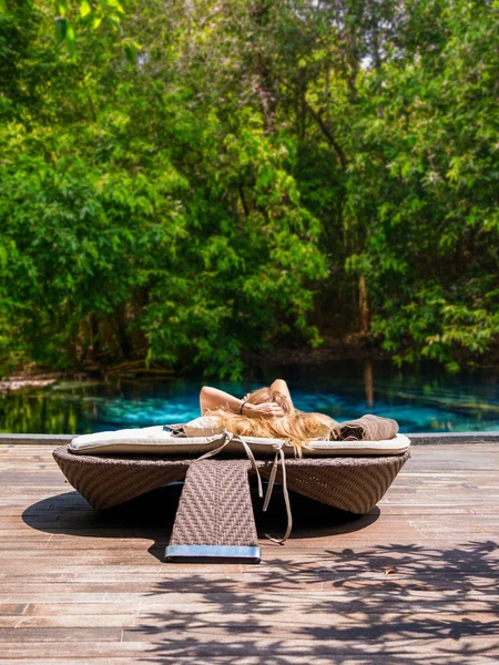 Mooie Vrouw Zitten Bij Het Zwembad Het Turquoise Water Het — Stockfoto