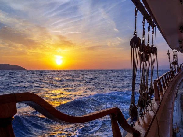 Tramonto Sul Ponte Della Barca Vela Durante Crociera Nelle Cicladi — Foto Stock