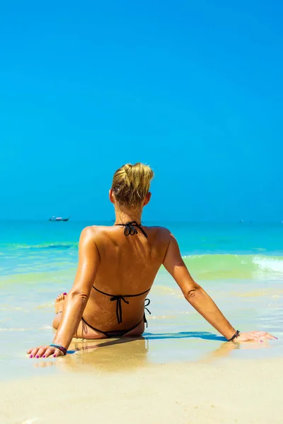 夏の熱帯のビーチでリラックスしたかわいい女性 パラダイスでの冬休み — ストック写真