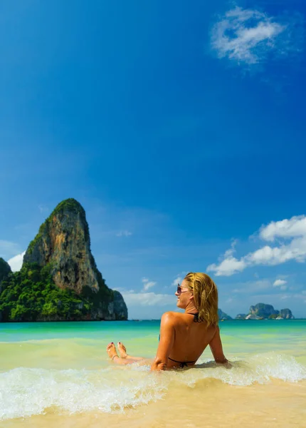 Yaz Tropik Plajında Dinlenen Tatlı Bir Kadın Cennet Kış Tatili — Stok fotoğraf
