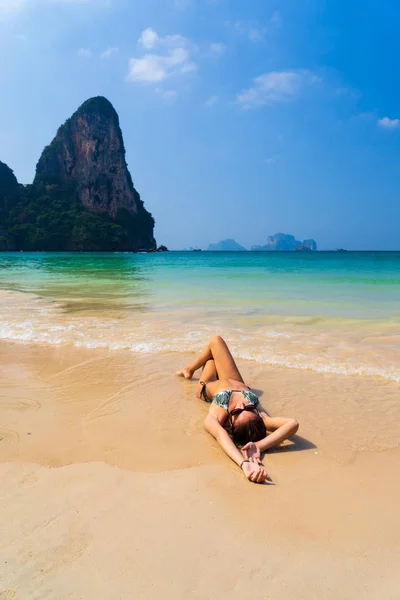 Mulher Bonito Relaxar Praia Tropical Verão Férias Inverno Paraíso — Fotografia de Stock