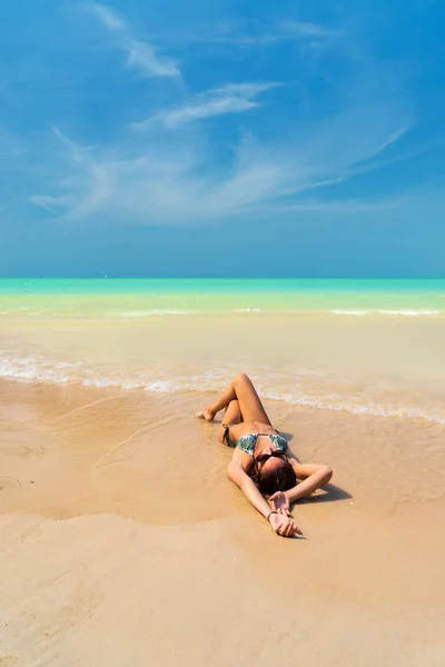 Söt Kvinna Avkopplande Sommaren Tropiska Stranden Vintersemester Paradiset — Stockfoto