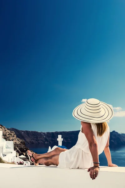 Luxe Reis Vakantie Vrouw Zoek Naar Uitzicht Santorini Eiland Griekenland — Stockfoto