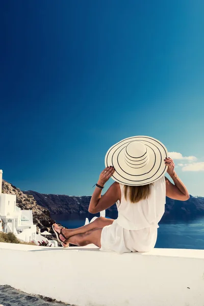 Mujer Vacaciones Lujo Mirando Vista Isla Santorini Grecia Increíble Vista — Foto de Stock