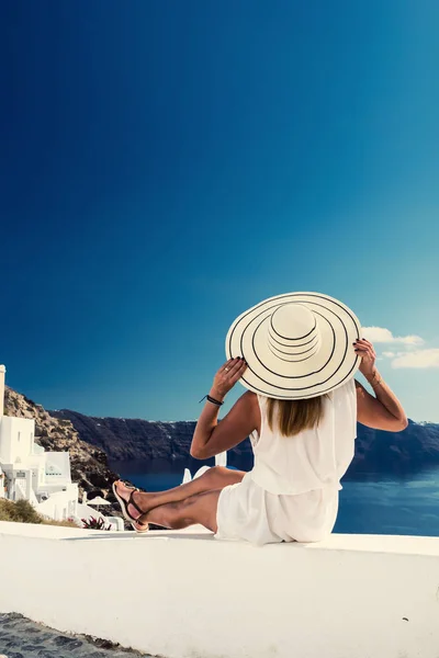 Vacanza Lusso Donna Guardando Vista Sull Isola Santorini Grecia Incredibile — Foto Stock