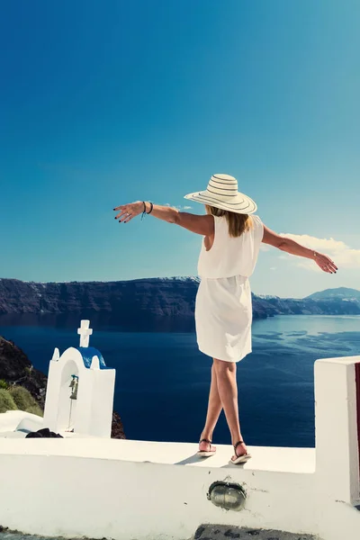 Lyx Resor Semester Kvinna Tittar Utsikten Santorini Grekland Fantastisk Utsikt — Stockfoto