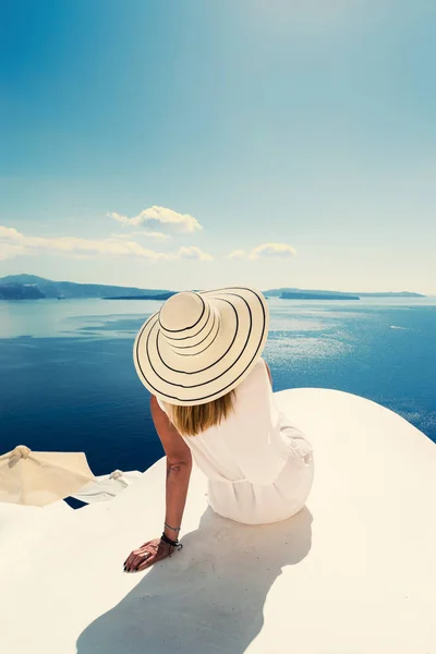 Viagem Luxo Mulher Férias Olhando Para Vista Ilha Santorini Grécia — Fotografia de Stock